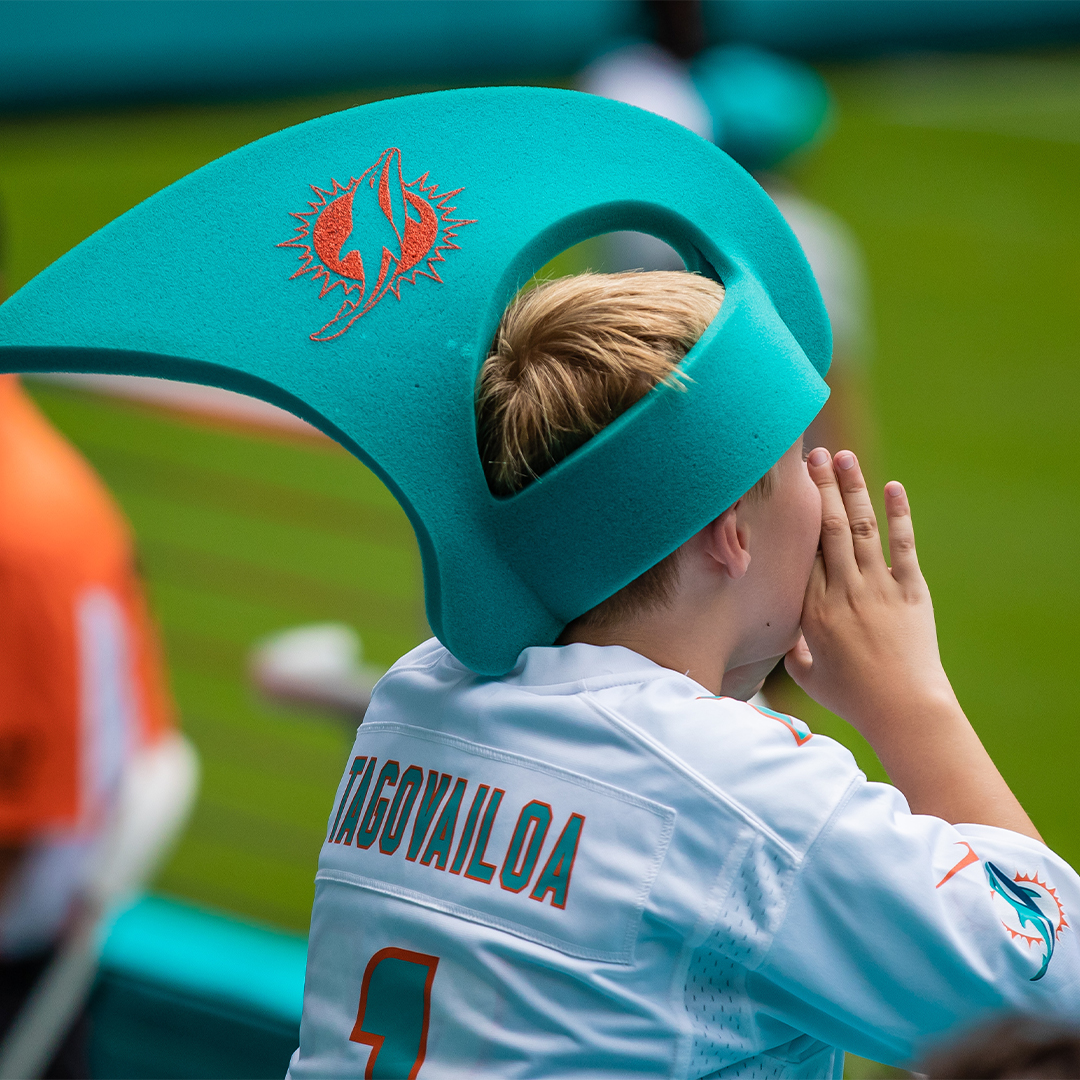 miami dolphins fam cheering on team at dolphins home game